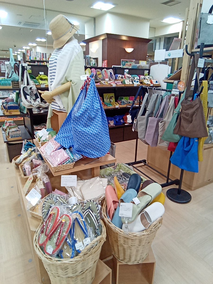 1_kyodo's tweet photo. #松野屋 さんのポップアップ開催中！
定番のバブーシュやあずま袋、がま口など、人気商品が揃ってますので是非お立ち寄りください🐱❤️
#母の日 ギフト🎁にも良いかも！！

#経堂コルティ
#神保町いちのいち
#三省堂書店経堂店 https://t.co/WpBKkxEz7o