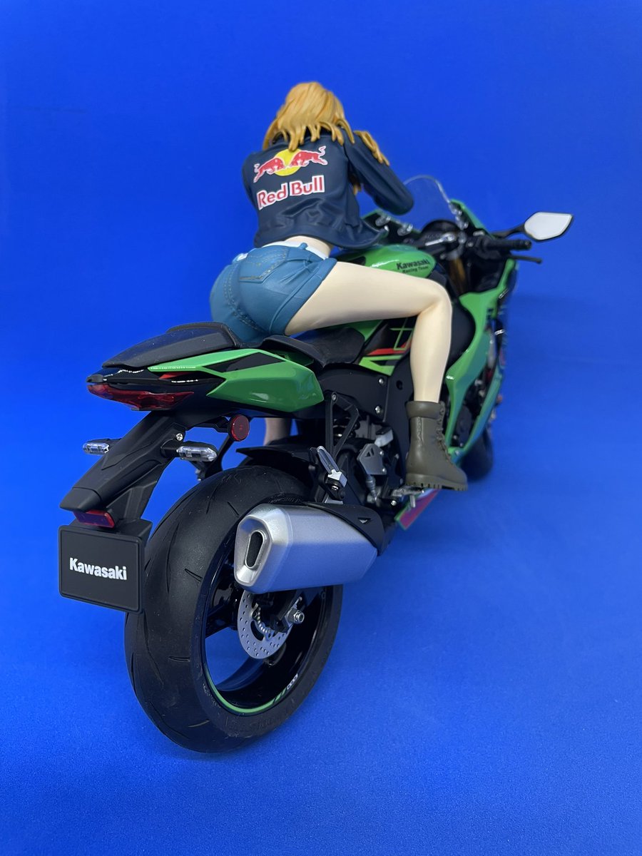 モンモデル 1/9 Kawasaki Ninja ZX-10Rと相方のお姉さんセットで完成