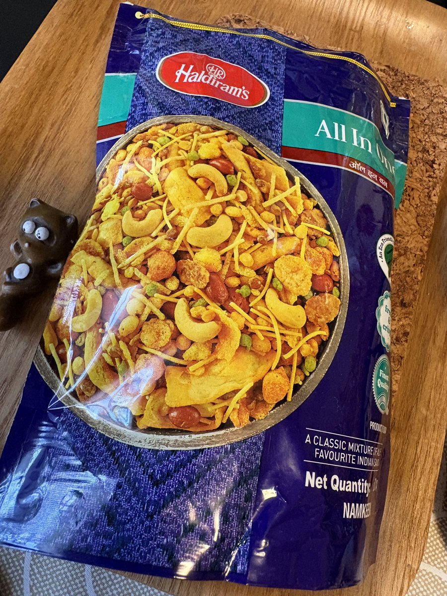 defenseofyou's tweet photo. いつの間にかHaldiram'sの袋がジッパー式になっていた✨
アタイはAll In One推し👍 https://t.co/0g8rGKDdb6