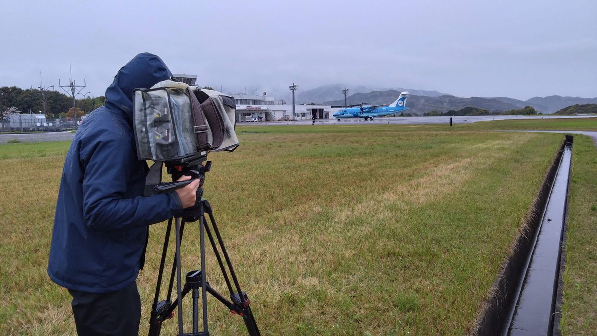 amx_official's tweet photo. 人気番組に登場します🐬

実は3月下旬〜4月上旬にかけNHK「ドキュメント72時間」の密着取材を受けておりました🎥

その放送日が来週金曜に決定‼️
お楽しみに‼️

番組HP https://t.co/0LPiM9YMGg

NHK総合5/15(金)22時〜
ドキュメント72時間「小さな飛行機✈️“みぞか号”に乗り続けて」
#天草エアライン https://t.co/nqsr7z5uXk