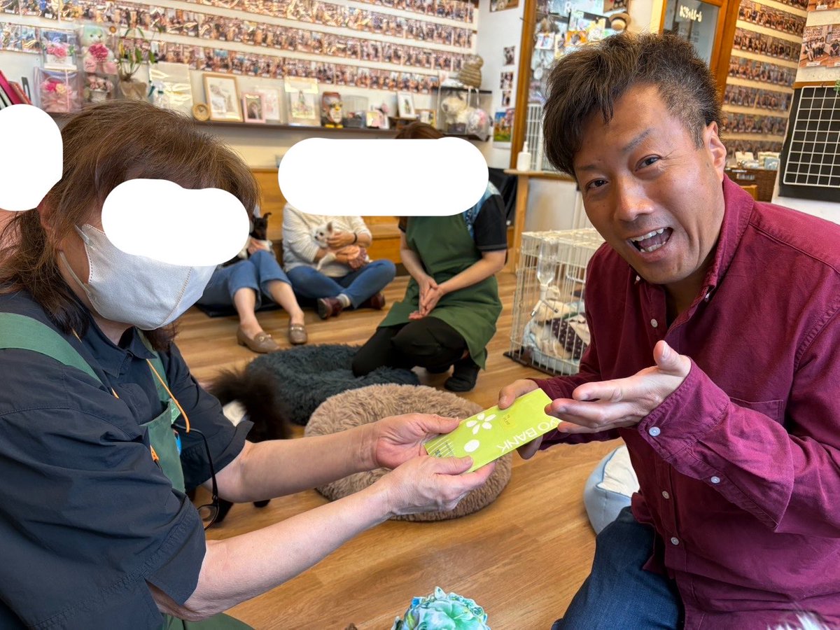 KOBECrazyJ's tweet photo. みなさんからお預かりしていたチャリティーグッズの売上と募金、総額38810円を保護犬保護猫カフェ川西店さんにまーちゃんとキョロと一緒に渡しにいってきました🐶😺
沢山のご協力ありがとうございました。
全てのワンちゃんネコちゃんが幸せでありますように。 https://t.co/FbhRlJx0OR