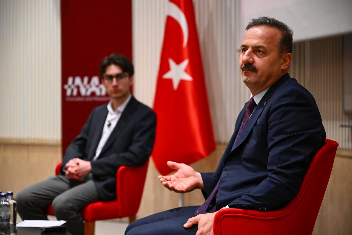yavuzagiraliog's tweet photo. Bilkent Üniversitesi İnovasyon ve Araştırma Topluluğu’nun davetiyle genç kardeşlerimizle bir araya geldik. Türkiye’nin yarınlarını, gençlerimizin sorularını, beklentilerini ve hayallerini konuştuk.

Bu memleketin en büyük gücü; düşünen, sorgulayan ve memleketi için dertlenen gençleridir.
