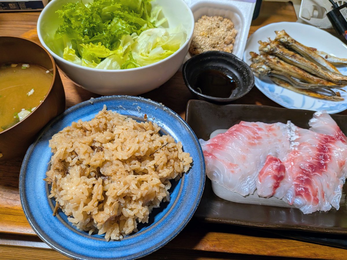 sakanayasun's tweet photo. ちゅーと半端な時間の俺飯
・天然タイお造りと他…
産卵期の真鯛の身が水っぽい個体があるのは仕方ない…　でもピチットシートでちょいと寝かせたら全然良い感じになるのだw
(゜∀。)ﾜﾋｬﾋｬﾋｬﾋｬﾋｬﾋｬ
#おうちご飯 https://t.co/eNqqZ0286Z
