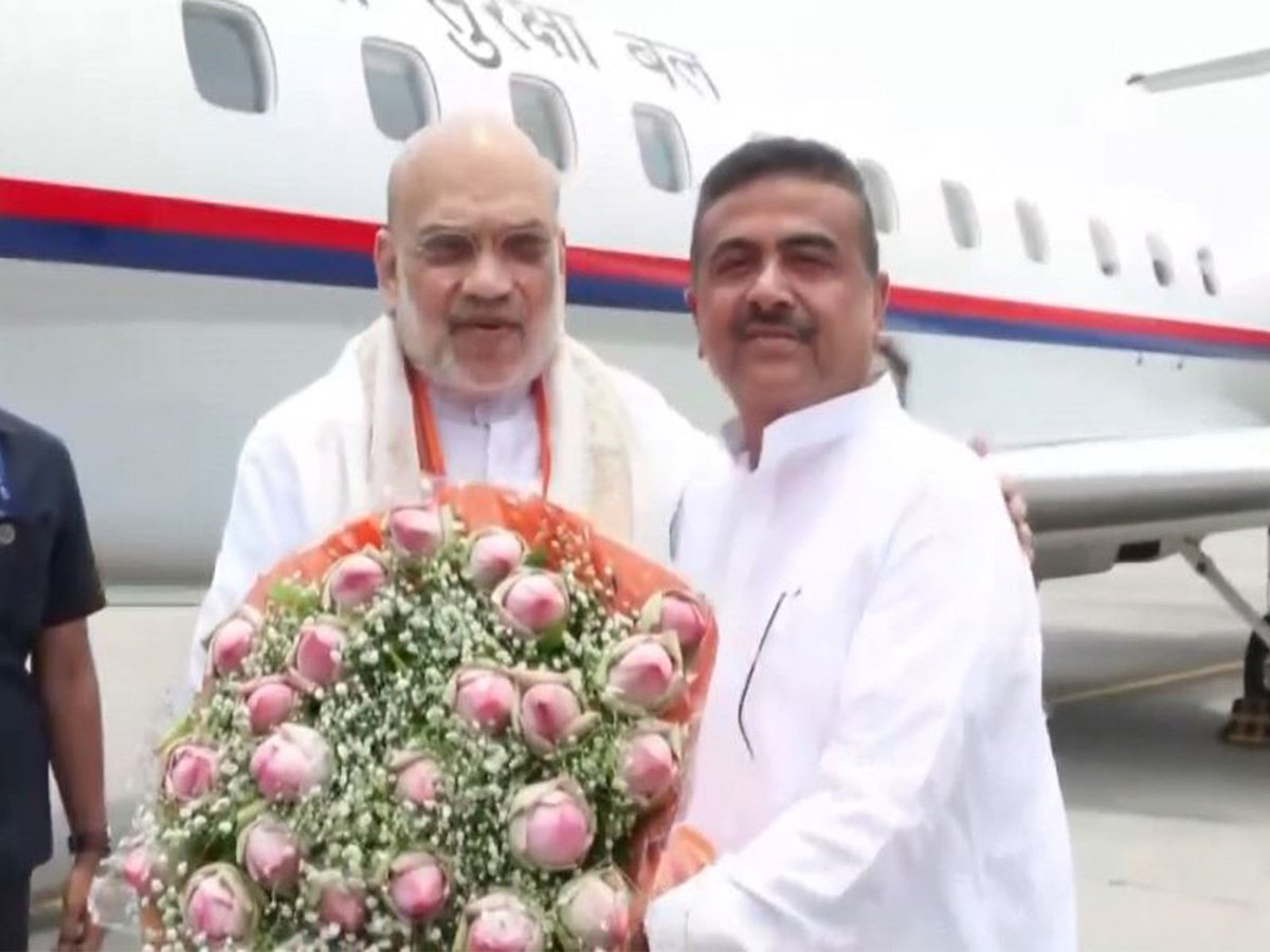 इस तस्वीर में गृह मंत्री अमित शाह क्या पश्चिम बंगाल के पहले बीजेपी के मुख्यमंत्री के साथ हैं ?
वैसे अमित शाह बंगाल में हैं और अभिषेक बनर्जी कहां हैं, जिन्होंने 4 मई को 12 बजे के बाद अमित शाह को "देख लेने" वाली बात कही थी?