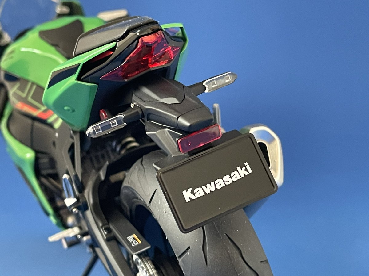 モンモデル 1/9 Kawasaki Ninja ZX-10Rと相方のお姉さん完成画像