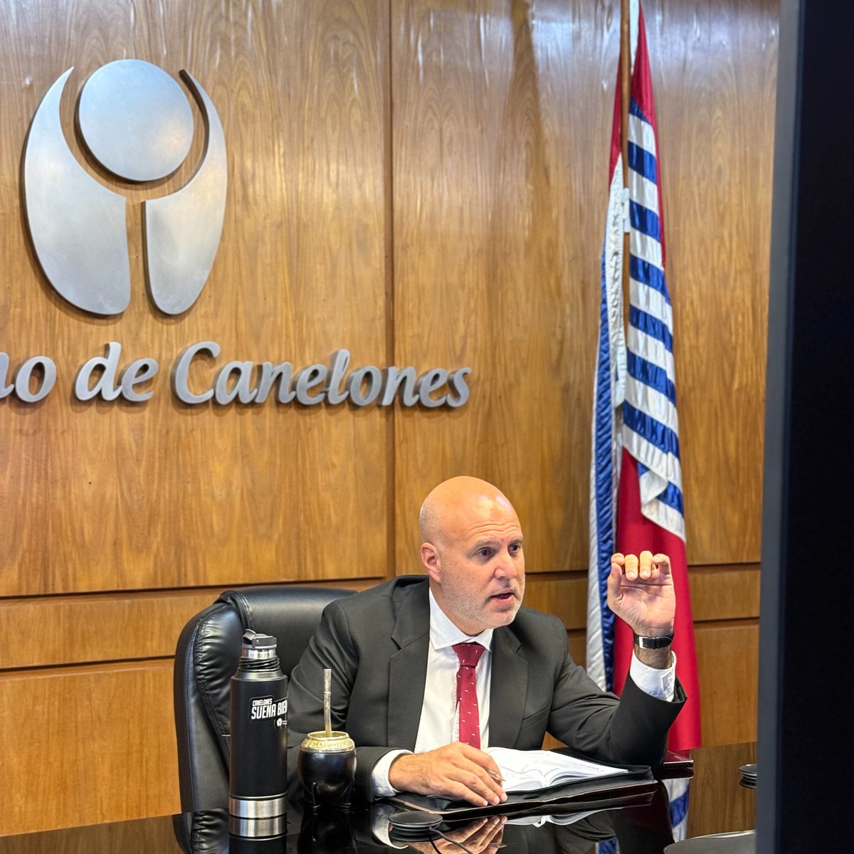 FLegnaniSilva's tweet photo. Ante la alerta roja emitida por el
gobierno nacional, encabezamos la reunión del Centro Coordinador de Emergencias Departamentales.

Analizamos lo que fue la primera noche, prevenir y gestionar los riesgos de manera coordinada es clave.

Canelones avanza sin dejar a nadie atrás. https://t.co/zLtyJfkut3