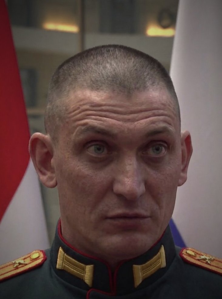 Посмотрите на это одухотворённое надеждой и верой в светлое будущее лицо!
 Это подполковник Андрей Сыротюк, он носит гордый позывной «Орёл».

Однажды он духовности ради он избил караульного металлической трубой. 
Но сердце у него очень доброе, потому подчинённых иногда бьёт