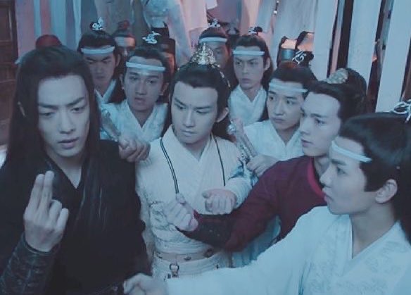 azhanxian's tweet photo. morro de rir toda vez que lembro dos líderes dos clãs desesperados achando que se o wei wuxian retornasse ia se vingar de todo mundo 

o wei wuxian virando pai de pet adotando mais criança do que ele consegue lembrar os nomes e tirando todos os atrasos com o lan wangji https://t.co/bleuPU4970