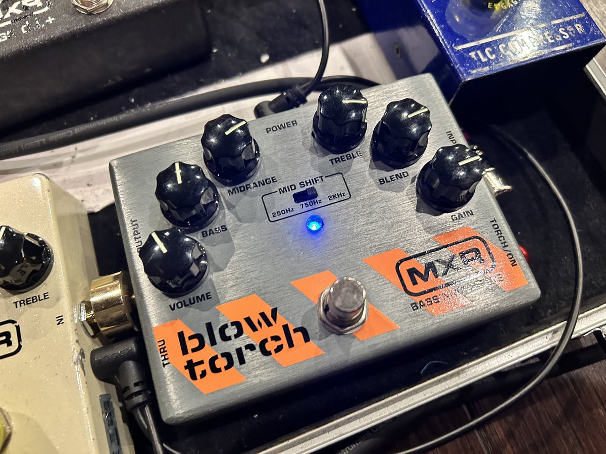 ちなみにMXRのblow torch、クセ強歪みエフェクターですが、わたし的に