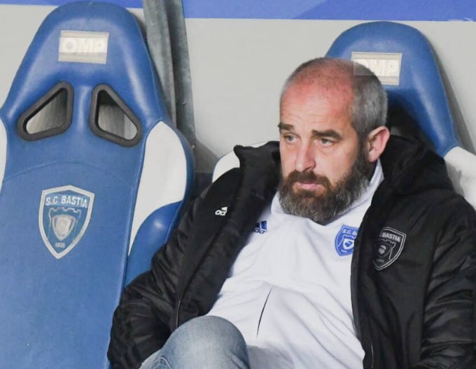 LeMansFC_Actu's tweet photo. 🔥 En 2020, Videira faisait déjà tomber @SCBastia avec Furiani (N3) !

🏆 Victoire au 5e tour de la Coupe de France au Stade Armand-Cesari 🔵⚪

👔 Sur le banc bastiais : Mathieu Chabert…😅

👉Demain, c’est Réginald Ray qui tentera de barrer la route du Mans FC vers la Ligue 1🎯 https://t.co/nYH9uNbHMW