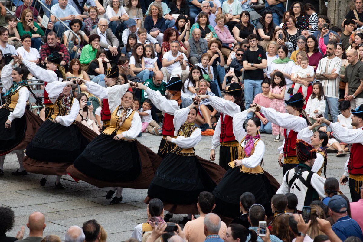 PazodeRaxoi's tweet photo. 🎵🎶 A música protagoniza, un ano máis, as #FestasdaAscensión en #Compostela con propostas tan variadas como o #Santiago40Pop ou o #CompostFest, ademais dos concertos de Mondra, Alba Reche e as citas tradicionais co #FolknaRúa, a @BMSCompostela e as orquestras na #Alameda! 👏 https://t.co/tMuvqTWQRu