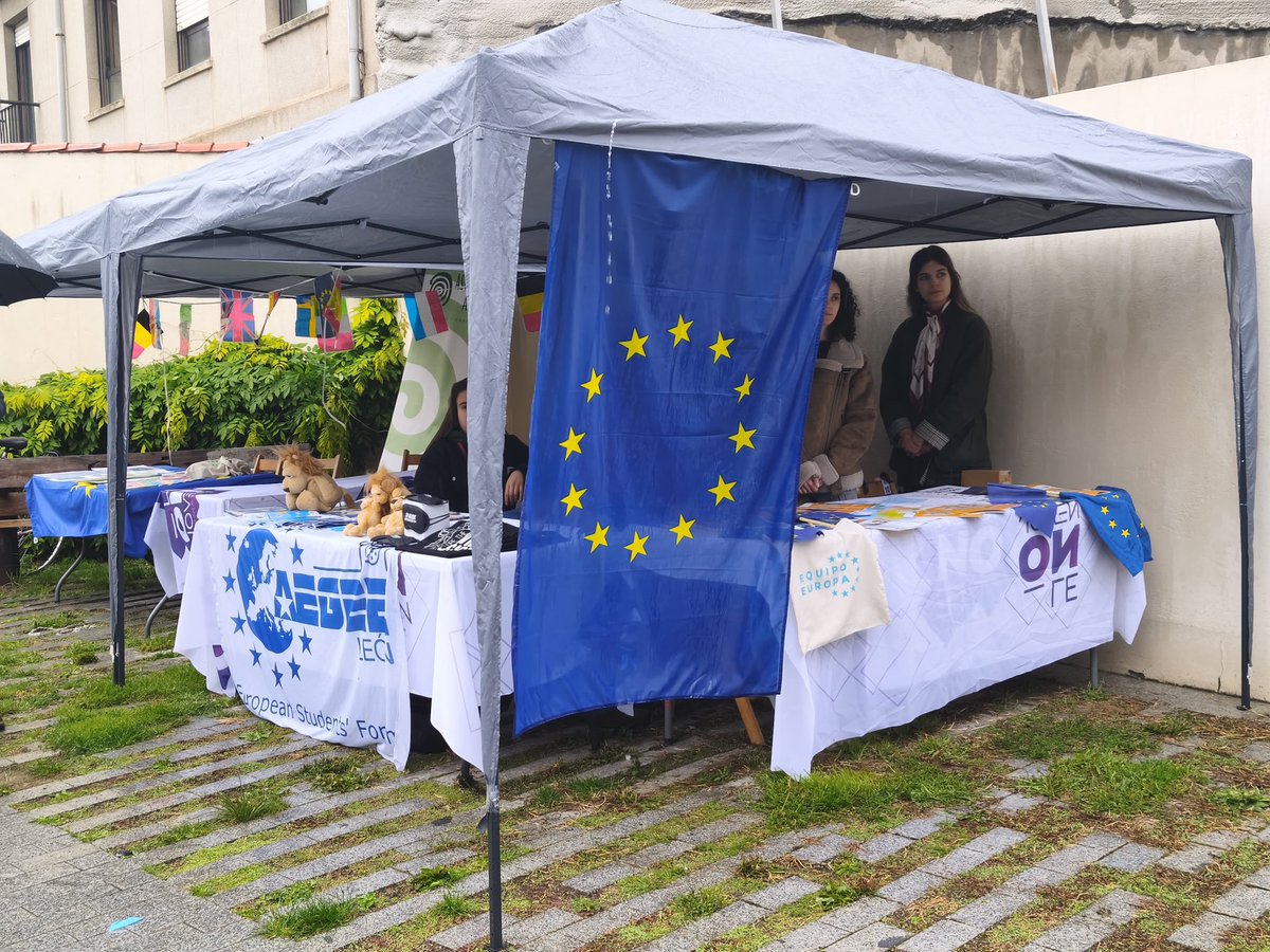 Educar06Diego's tweet photo. 🇪🇺 Hoy, #León celebra el #DíaDeEuropa con una feria y la lectura de los #Decreta de 1188 en diferentes lenguas europeas.
Una jornada en la que se destaca el papel de León #cunadelparlamentarismo y reafirman los valores de convivencia, #democracia y unidad que representa #Europa. https://t.co/A3inG4X4r3