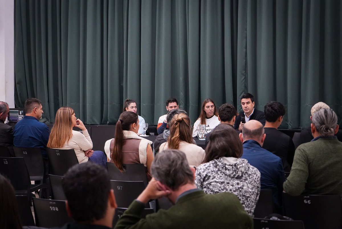 eduardotoniolli's tweet photo. Invitados por el Concejo Municipal de Recreo, participamos de una charla sobre los 50 años del golpe de Estado del ‘76, en que la que expusieron integrantes de Nietes Santa Fe. El evento contó con la presencia del intendente, concejales, docentes y estudiantes de escuelas medias. https://t.co/OuyZa6wZKM