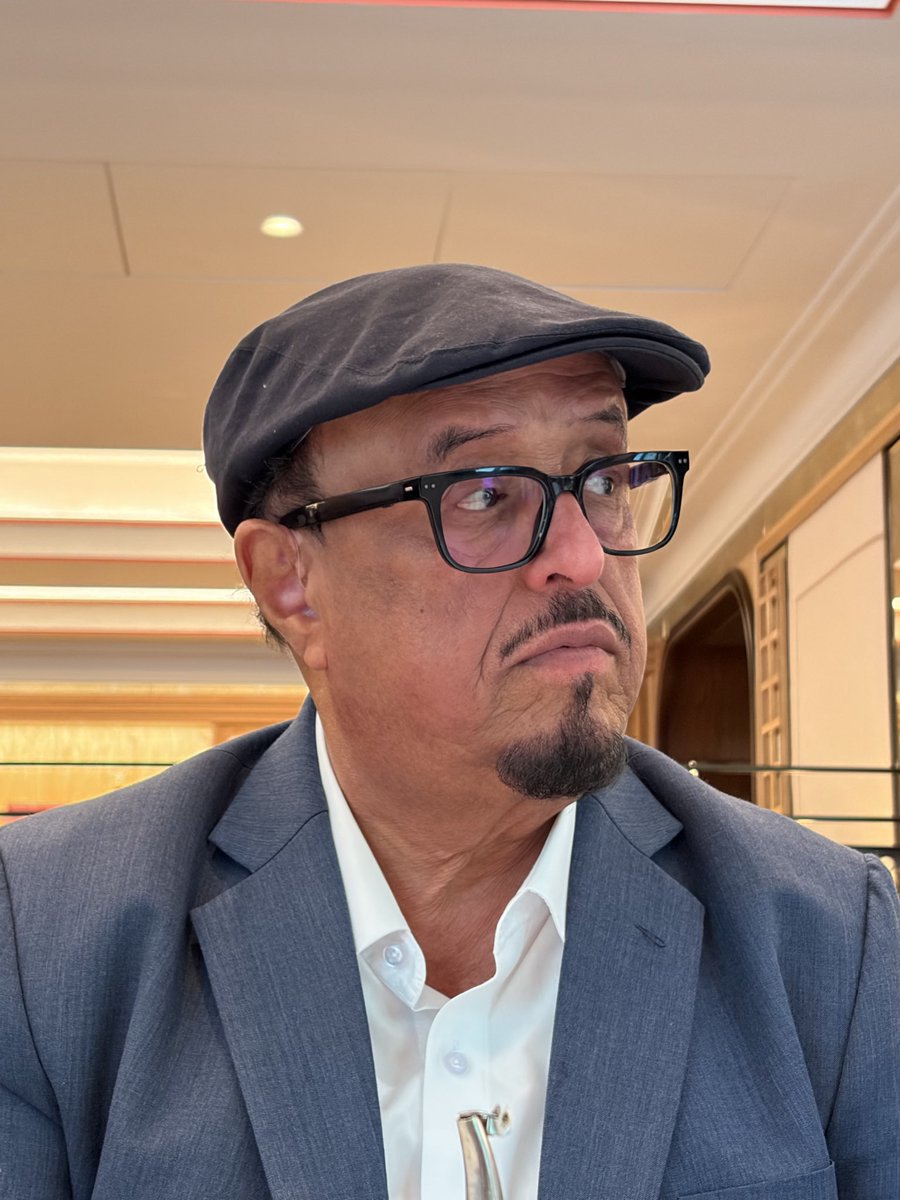 ضاحي خلفان 
نافخ الكير يظهر في لندن 
يبدو انه استقر هناك 
كلاجئ سياسي 
بعد طرده من قبل الشيخ 
بن ناقص 
بسبب بعض تغريداته