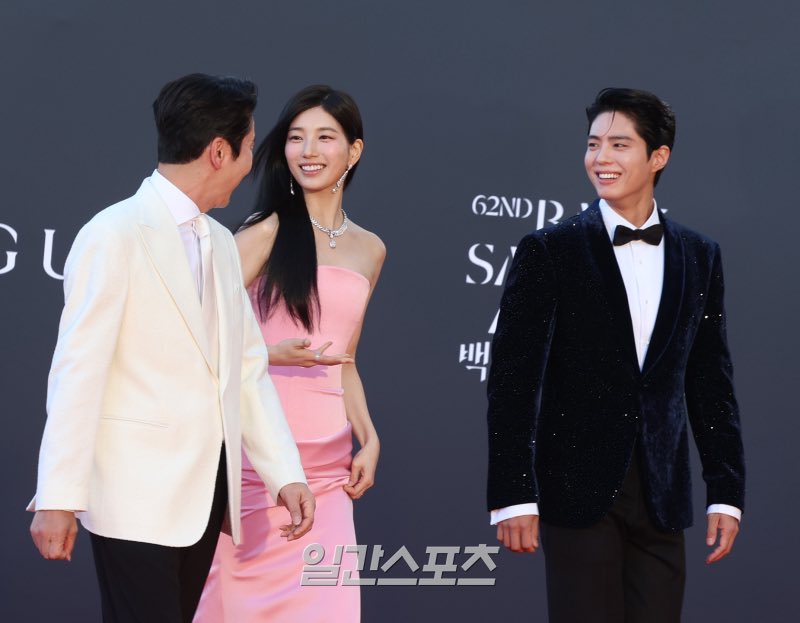 they have the same smile 🥹 im crying they are so beautiful

BAEKSANG ICON SUZY
#11YearsWithBaeksangIconSUZY
#BaeksangArtsAwards2026