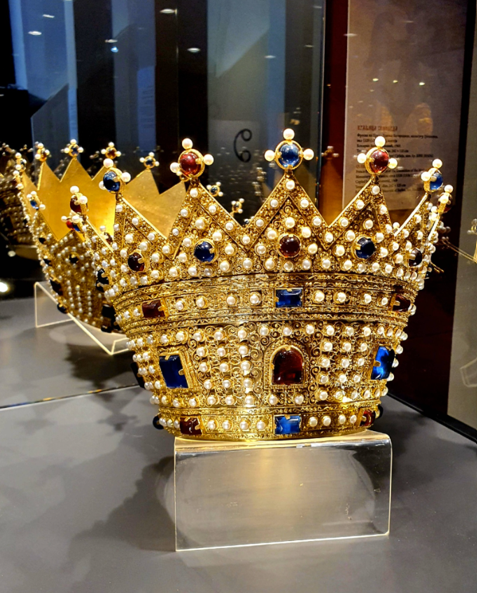 serbiainenglish's tweet photo. 👑 🇷🇸The crown of Serbian Queen Simonida comes back to life after more than 700 years!

🏛️ The Historical Museum of Serbia has unveiled an “ideal reconstruction” of the crown worn by Byzantine princess and Serbian Queen Simonida. It is crafted by the talented duo Marcel and Simon Čivljak.

👑The artists recreated the design directly from the famous 14th-century fresco in the Gračanica Monastery.

💫 The details are extraordinary. Simonida’s crown is a stemma- a closed-top, dome-shaped imperial crown adorned with gold, silver-gilt, pearls and precious stones, which reflect the “Constantinople style” she brought to the Serbian royal court as the daughter of a Byzantine Emperor.

Born Simonis Palaiologina, Simonida Nemanjić (1294 - after 1336) was the wife of Serbian King Stefan Milutin during the height of the Nemanjić dynasty. Her portrait in Gračanica remains one of the most celebrated and valuable frescoes in Serbian medieval art.