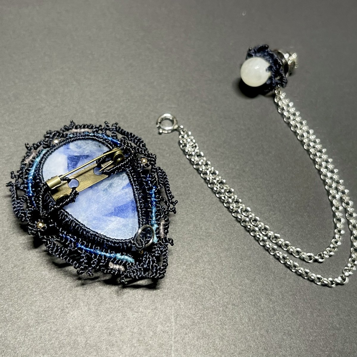 2wayラペルピン完成🖤💙🩵🩶
チェーンを外すとブローチにもなります

#デザフェス63
#ソーダライト
#ラペルピン #ブローチ

制作過程とアップめの写真も⬇️