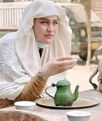 MariaBalochPK's tweet photo. ایک عرب بیوہ نے شادی کی عمر کو پہنچی ہوئی اپنی حسین و جمیل بیٹی کیلیئے حق مہر کا مطالبہ
مبلغ پانچ لاکھ ریال کر رکھا تھا۔
کئی خواہشمند اتنا حق مہر سن کر ویسے ہی
دستبردار ہو چکے تھے۔
اپنی ضد کا پکا ایک لڑکا بمشکل تین لاکھ ریال اکٹھے کر پایا۔
پیسے لیکر مزید کی مدد مانگنے کیلیئے سیدھا اپنے باپ کے پاس پہنچا اور کہا: ابا جی، میرا کچھ کر لو، میں اس لڑکی پہ فدا ہو گیا ہوں، مگر اس کی ماں ہے کہ پانچ لاکھ ریال حق مہر سے ایک فلس کم پر بھی بات کرنے کو تیار نہیں۔ اب آپ ہی کچھ کیجیئے۔
باپ نے بیٹے کی سنجیدگی کو دیکھا اور کہا: ٹھیک ہے پُتر، چل لا پیسے۔ کچھ کرتے ہیں تیرا بھی۔
دونوں باپ بیٹا پیسے لیکر بیوہ کے گھر پہنچے۔ سلام و دعا کے بعد باپ نے خاتون سے کہا: میں آپ سے بات کرنے کیلیئے حاضر ہوا ہوں۔ میری آپ سے ایک گزارش ہے کہ کہ جب تک میں اپنی بات مکمل نہ کر لوں آپ میری بات نہ کاٹیں۔
خاتون نے کہا: جی بسم اللہ ، کہیئے۔
لڑکے کے باپ نے کہا: میرا بیٹا آپ کی بیٹی سے شادی کرنا چاہتا ہے اور یہ ایک لاکھ ریال نقد حق مہر ساتھ لایا ہے۔
خاتون نے گڑبڑاتے ہوئے کہا؛ مگر مجھے اپنی بیٹی کے حق مہر میں پانچ لاکھ ریال سے ایک فلس کم بھی قبول نہیں ہے۔
لڑکے کے باپ نے کہا: محترمہ آپ سے گزارش کی تھی کہ آپ مجھے بات پوری کرنے دیجیئے گا۔
خاتون نے معذرت کرتے ہوئے کہا: جی پوری کیجیئے اپنی بات۔
لڑکے کے باپ نے کہا: آپ بذات خود ایک انتہائی خوبصورت اور جوان جہان عورت ہیں۔ میں آپ کو بھی ایک لاکھ ریال حق مہر ادا کرنا چاہتا ہوں۔ آپ میرے حق شرعی میں آ جائیے۔
خاتون کی خوشی سے باچھیں کھل کر کانوں کو جا لگیں۔ بمشکل اپنے جذبات کو دباتے ہوئے کہا: اللہ آپ کا آنا قبول کرے۔ مجھے آپ کی دونوں شرطیں قبول ہیں۔
باپ بیٹا خوشی خوشی باہر نکلے تو ہمسائیوں نے پوچھا: ایسا کیسے ہوگیا؟ یہ تو ناممکن نظر آتا تھا۔
لڑکے کے باپ نے کہا: مال تھوک میں خریدتے ہوئے اور پرچون میں خریدتے ہوئے آخر ریٹ میں کچھ تو فرق پڑتا ہے ناں۔
لڑکے نے ہلکا سا گلا صاف کرتے ہوئے باپ سے کہا: ابا جی، وہ ایک لاکھ ریال جو بچ گئے ہیں، پھر وہ تو مجھے واپس دے دیجیئے۔
باپ نے کہا:
ناں پُتر اوئے، ابھی ایک بڑا اور اہم مرحلہ تو باقی پڑا ہوا ہے۔ یہ ایک لاکھ ریال جا کر تیری ماں کو دینا پڑے گا تاکہ وہ بھی تو راضی ہو۔