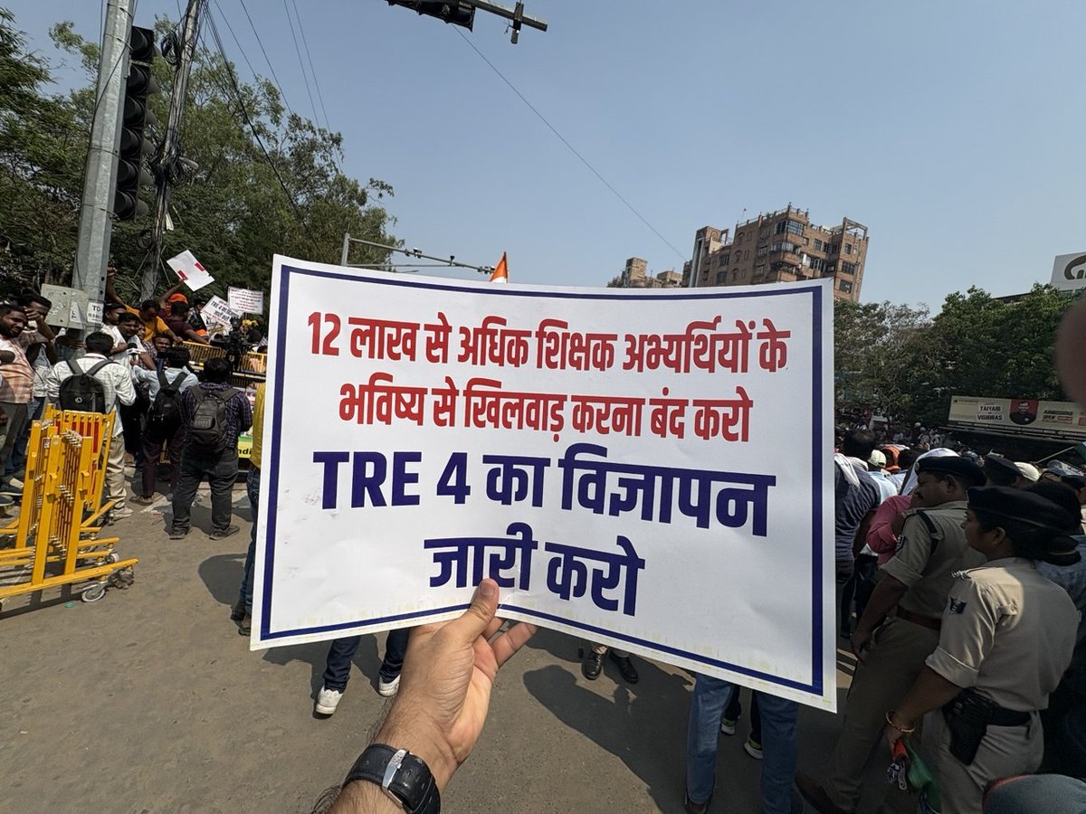 FromBiharReal's tweet photo. TRE 4 के अभ्यर्थियों के साथ जो आज दुर्व्यवहार हुआ यह काफी निंदनीय है ।

सरकार को चाहिए की शिक्षकों की वैकेंसी जल्द से जल्द जारी करें अभ्यर्थी कई सालों से इस बहाली के इंतजार में बैठे हैं ।

#TRE4Notification #Bihar https://t.co/jFWJAXZn5P