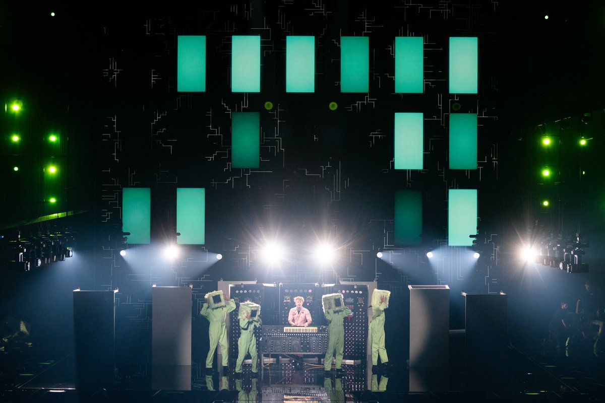 escbubble's tweet photo. 🇬🇧 LOOK MUM NO COMPUTER had his first rehearsal of crazy song “Eins Zwei Drei”. Check out the massive prop and chaotic energy he brought to the stage here — and plenty of fireworks! 🇬🇧 

Image Credit: EBU / Alma Bengtson / Corinne Cumming

#Eurovision #UnitedKingdom https://t.co/i0wf8fYUG3