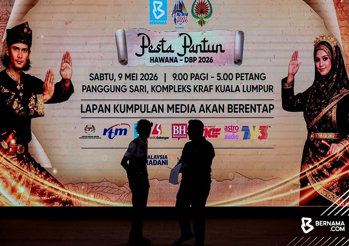 bernamadotcom's tweet photo. 𝗣𝗘𝗦𝗧𝗔 𝗣𝗔𝗡𝗧𝗨𝗡 𝗛𝗔𝗪𝗔𝗡𝗔-𝗗𝗕𝗣 𝟮𝟬𝟮𝟲

#KualaLumpur : Ketua Pegawai Eksekutif Pertubuhan Berita Nasional Malaysia (BERNAMA) merangkap Pengerusi Jawatankuasa Kerja HAWANA 2026 Datin Paduka Nur-ul Afida Kamaludin meninjau persiapan akhir bagi Pesta Pantun HAWANA-DBP 2026 yang akan berlangsung di Panggung Sari, Kompleks Kraf Jalan Conlay, esok.