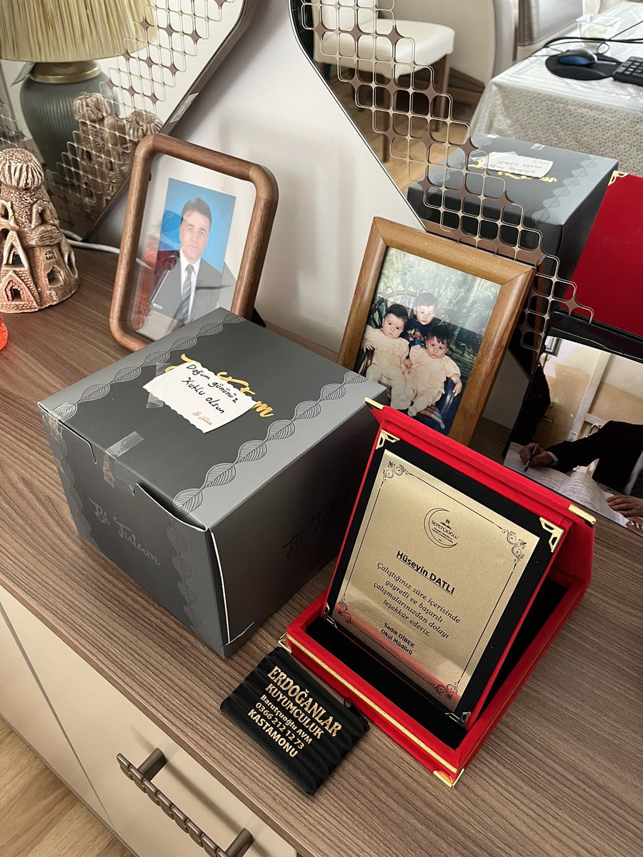 sinemdatli's tweet photo. Babamın ardından gelen her güzel insan bize onun nasıl bir iz bıraktığını yeniden gösteriyor.Bugün okuldan kıymetli öğretmen arkadaşlarının hem doğum günümüzü kutlaması hem de babamın yıllarca verdiği emekleri unutmayıp plaket ve hediyeyle gelmeleri kalbimize tarifsiz dokundu. https://t.co/3Jqeyn71nn