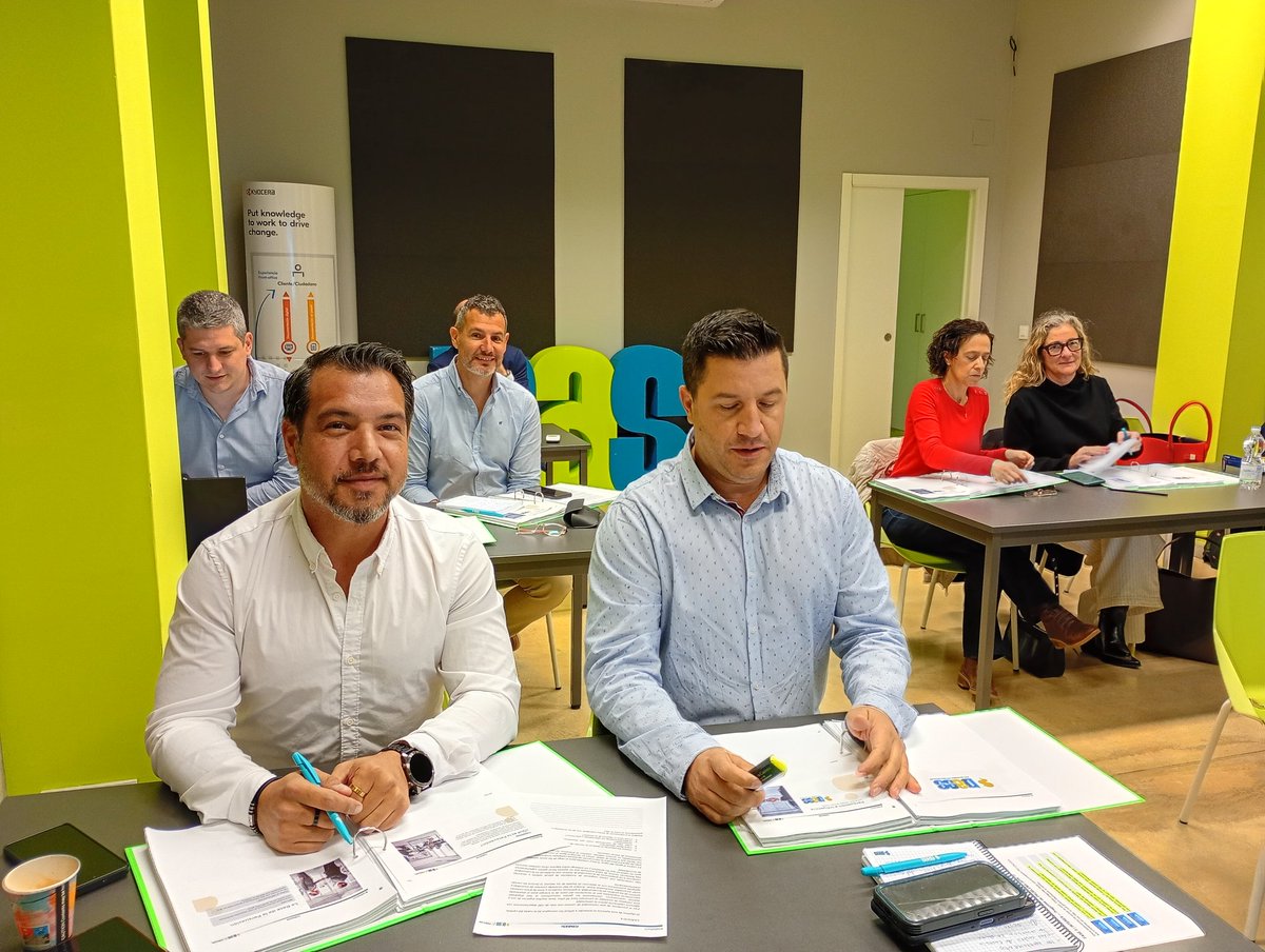 ForcadaCastello's tweet photo. Terminamos la primera fase de un interesante Ciclo Formativo con nuestro equipo comercial.

Solo un equipo bien formado es un equipo bien preparado, capaz de ofrecer las soluciones que verdaderamente puedan acompañar a las empresas en su crecimiento.

¡Seguimos avanzando!#WeDass https://t.co/BunGIxWBXE