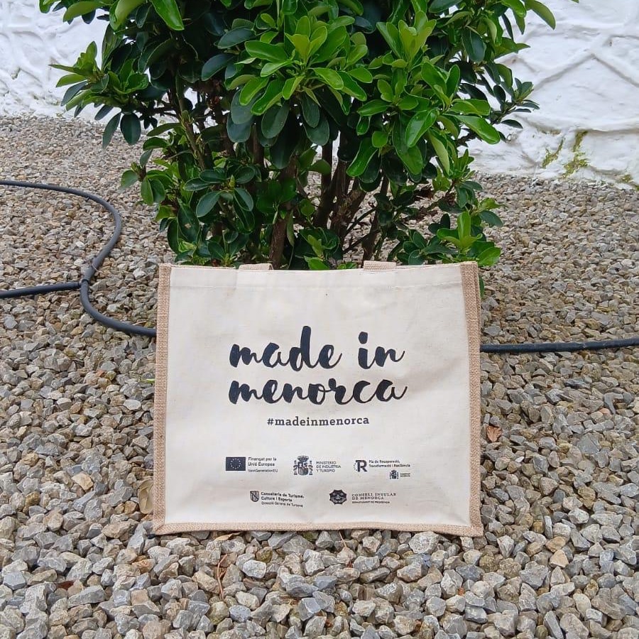 ConsellMenorca's tweet photo. El departament d'Economia reparteix 3.000 bosses de compra "Made in Menorca" per incentivar el consum del producte local 🧀🍷

A partir d’aquest dissabte, 9 de maig, als mercats de Sant Lluís i Ciutadella, ja es podran recollir les primeres bosses.

🗞️ https://t.co/w8Hrxsoxmt* https://t.co/MWBQrgqbqP