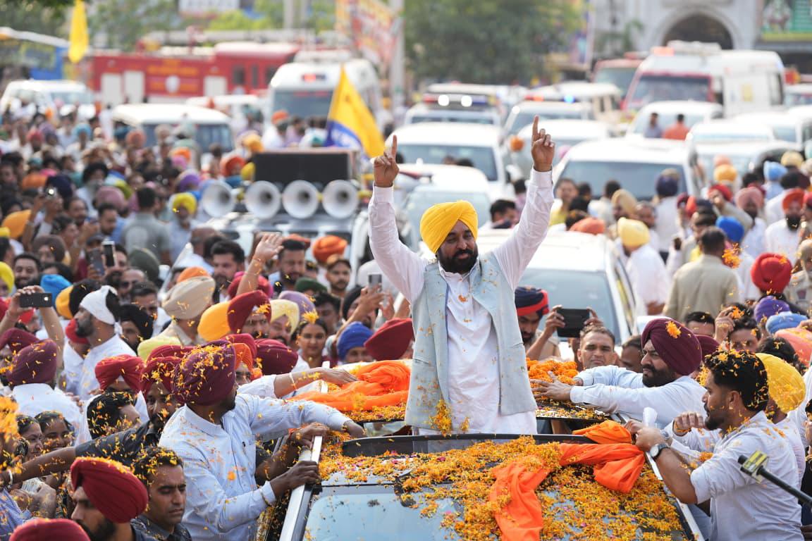 BhagwantMann's tweet photo. ਅੱਜ ਬਰਨਾਲਾ ਦੀ ਪਵਿੱਤਰ ਧਰਤੀ 'ਤੇ 'ਸ਼ੁਕਰਾਨਾ ਯਾਤਰਾ' ਦੌਰਾਨ ਸੰਗਤ ਦੇ ਦਰਸ਼ਨ ਕਰਕੇ ਮਨ ਨੂੰ ਅਥਾਹ ਸੁਕੂਨ ਮਿਲਿਆ। ਆਪਣੇ ਘਰਾਂ ਅਤੇ ਕਾਰੋਬਾਰਾਂ ਤੋਂ ਕੀਮਤੀ ਸਮਾਂ ਕੱਢ ਕੇ ਯਾਤਰਾ 'ਚ ਸ਼ਾਮਲ ਹੋਣ ਪਹੁੰਚੀ ਸੰਗਤ ਦਾ ਇੱਕ-ਇੱਕ ਕਦਮ ਸਾਡੇ ਸਿਰ ਮੱਥੇ।

ਪਰਮਾਤਮਾ ਦੀ ਕਿਰਪਾ ਸਦਕਾ ਅਸੀਂ ਧੰਨ-ਧੰਨ ਸ੍ਰੀ ਗੁਰੂ ਗ੍ਰੰਥ ਸਾਹਿਬ ਜੀ ਦੇ ਸਤਿਕਾਰ ਨੂੰ ਕਾਇਮ ਰੱਖਣ ਲਈ ਬੇਅਦਬੀ ਵਿਰੁੱਧ ਸਖ਼ਤ ਕਾਨੂੰਨ ਬਣਾਉਣ ਦਾ ਇਤਿਹਾਸਕ ਫ਼ੈਸਲਾ ਲਿਆ ਹੈ। ਪੰਜਾਬ ਦੀ ਇਸ ਜ਼ਰਖ਼ੇਜ਼ ਮਿੱਟੀ ਵਿੱਚ ਹਰ ਬੀਜ ਪੁੰਗਰ ਸਕਦਾ ਹੈ, ਪਰ ਨਫ਼ਰਤ ਦੀਆਂ ਜੜ੍ਹਾਂ ਇੱਥੇ ਕਦੇ ਨਹੀਂ ਲੱਗ ਸਕਦੀਆਂ।

ਵਿਰੋਧੀ ਭਾਵੇਂ ਸਿਆਸੀ ਰੋਟੀਆਂ ਸੇਕਣ ਲਈ ਕਿੰਨੀ ਵੀ ਕੋਸ਼ਿਸ਼ ਕਰ ਲੈਣ, ਪਰ ਸਾਡਾ ਏਕਾ, ਆਸਥਾ ਅਤੇ ਆਪਸੀ ਵਿਸ਼ਵਾਸ ਅਟੱਲ ਹੈ। ਸਾਡੀ ਸਰਕਾਰ ਧਰਮ ਦੀ ਮਰਿਆਦਾ ਅਤੇ ਲੋਕ-ਹਿੱਤਾਂ ਲਈ ਹਮੇਸ਼ਾ ਫ਼ੈਸਲੇ ਲੈਂਦੀ ਰਹੇਗੀ।