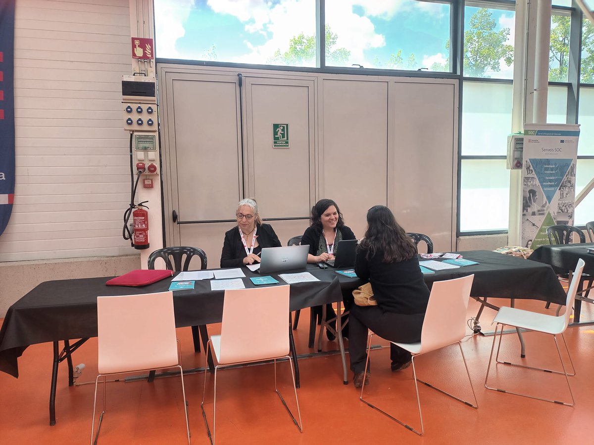 Mancoplana's tweet photo. La #Mancomunitat reforça l’acompanyament a les persones en recerca de feina a #Girafeina2026

✅ Més d’un miler d’assistents i 69 empreses participen a la Fira d’Ocupació d’Osona amb més de 900 ofertes laborals sobre la taula

✅ El Servei Local d’Ocupació de la #Mancomunitat La Plana ha participat activament aquest dijous a la quarta edició de Girafeina, un dia per trobar feina, la Fira d’Ocupació d’Osona que ha tingut lloc al Recinte Firal El Sucre de Vic

ℹ️ Més info: https://t.co/zySZN4pcC3

🤝#CuidemLesPersones