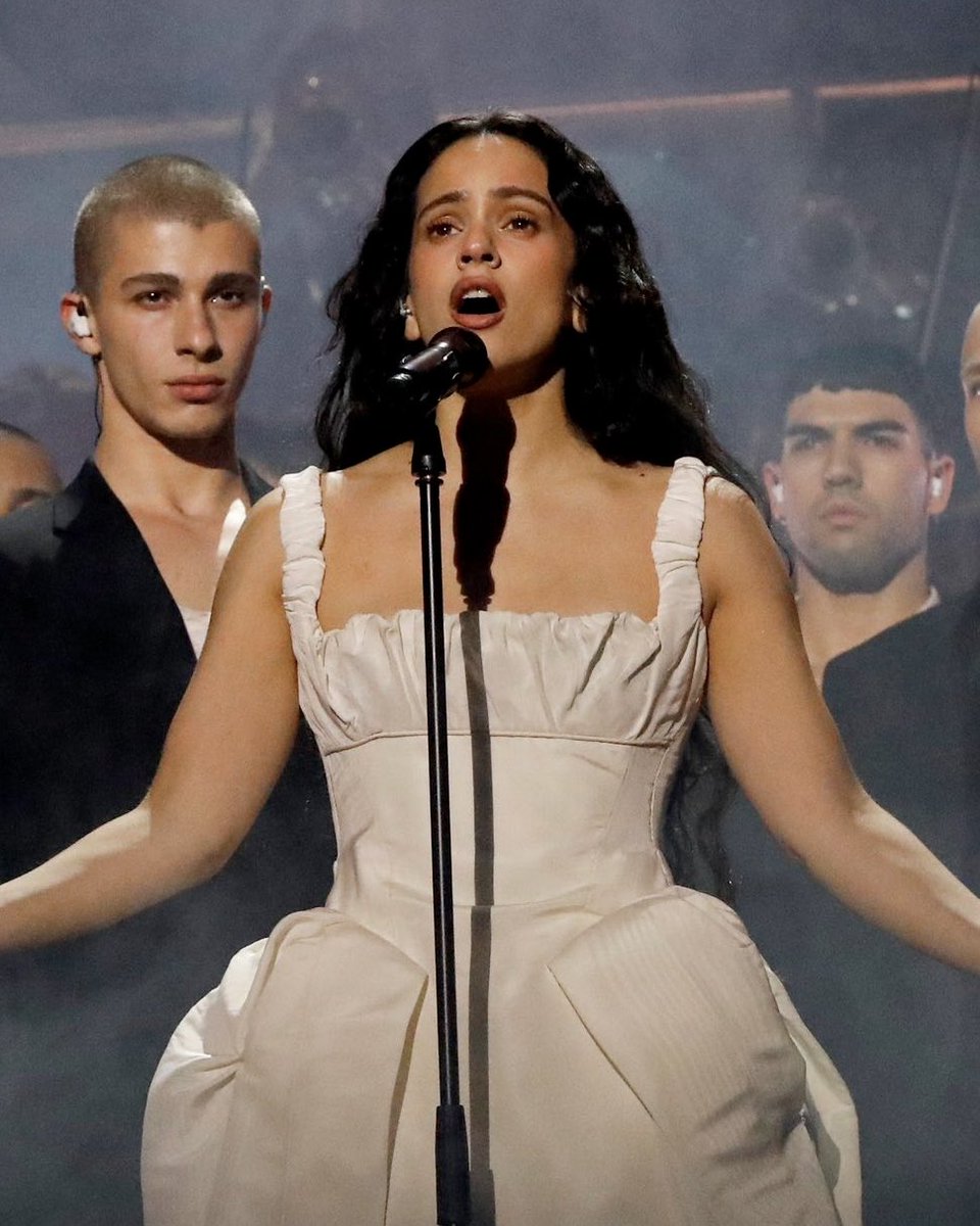 🚨 Netflix confirma que ROSALÍA le “regalará una canción a Sevilla” acompañada por la Real Orquesta Sinfónica.