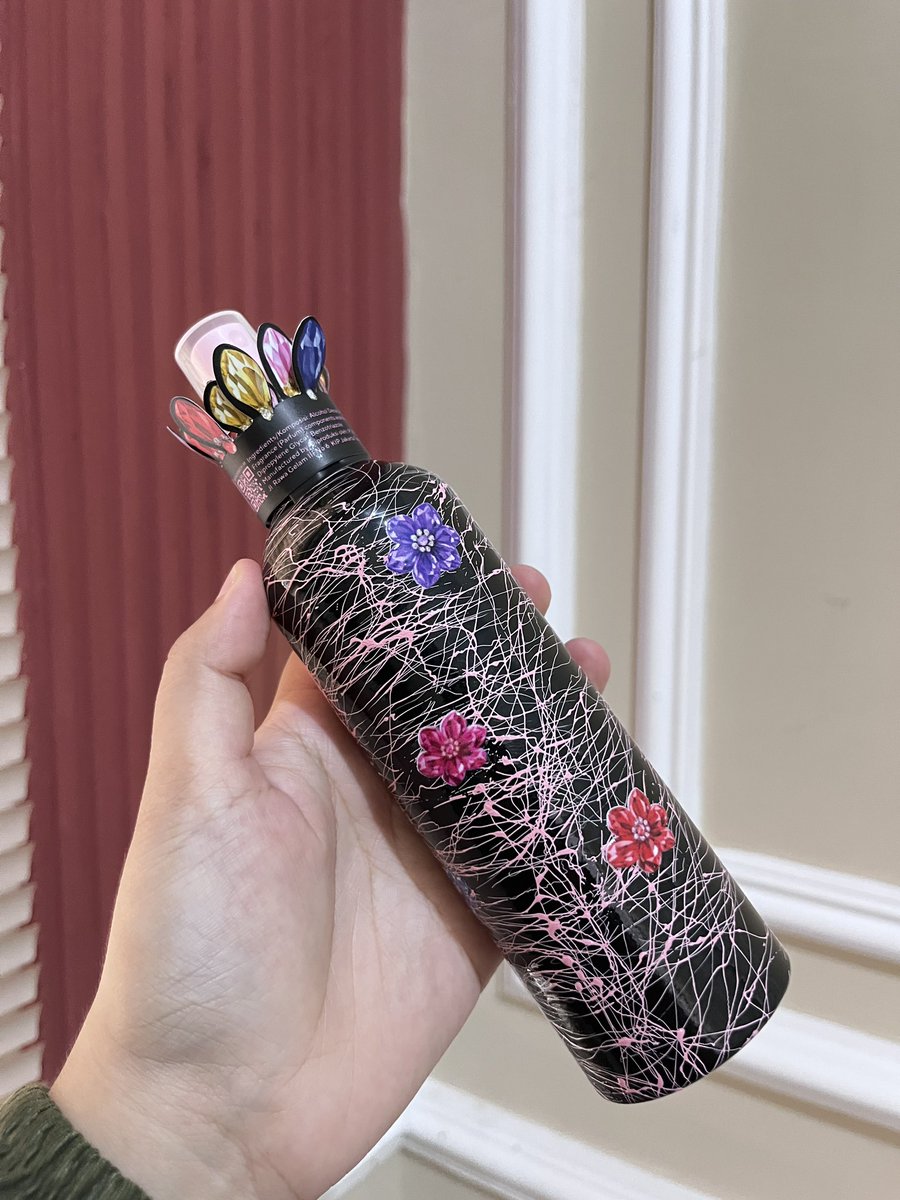 swankyeol's tweet photo. yes, emg beda2 setiap botolnya karna dibuat dgn proses handcrafted, jd setiap botol diproses satu per satu dgn tangan, mulai dari pasang sticker bunga sampe splash coating di botolnya

beneran keren bangeet pliss 👏🏻 ini jg yg bikin harganya sedikit lebih mahal dari varian lain🫰🏻 https://t.co/z59trPz6cp
