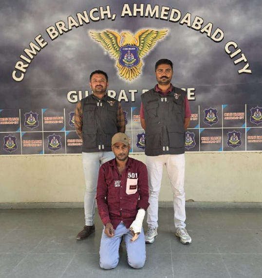 CrimeAhmedabad's tweet photo. રામોલ પોલીસ સ્ટેશનના મારામારી તેમજ રાયોટીંગના ગુનામાં નાસતા ફરતા આરોપીને ઝડપી લેતી ક્રાઇમબ્રાન્ચ,અમદાવાદ શહેર. #AhmedabadPolice #CrimeBranch https://t.co/Xp477Dutmk