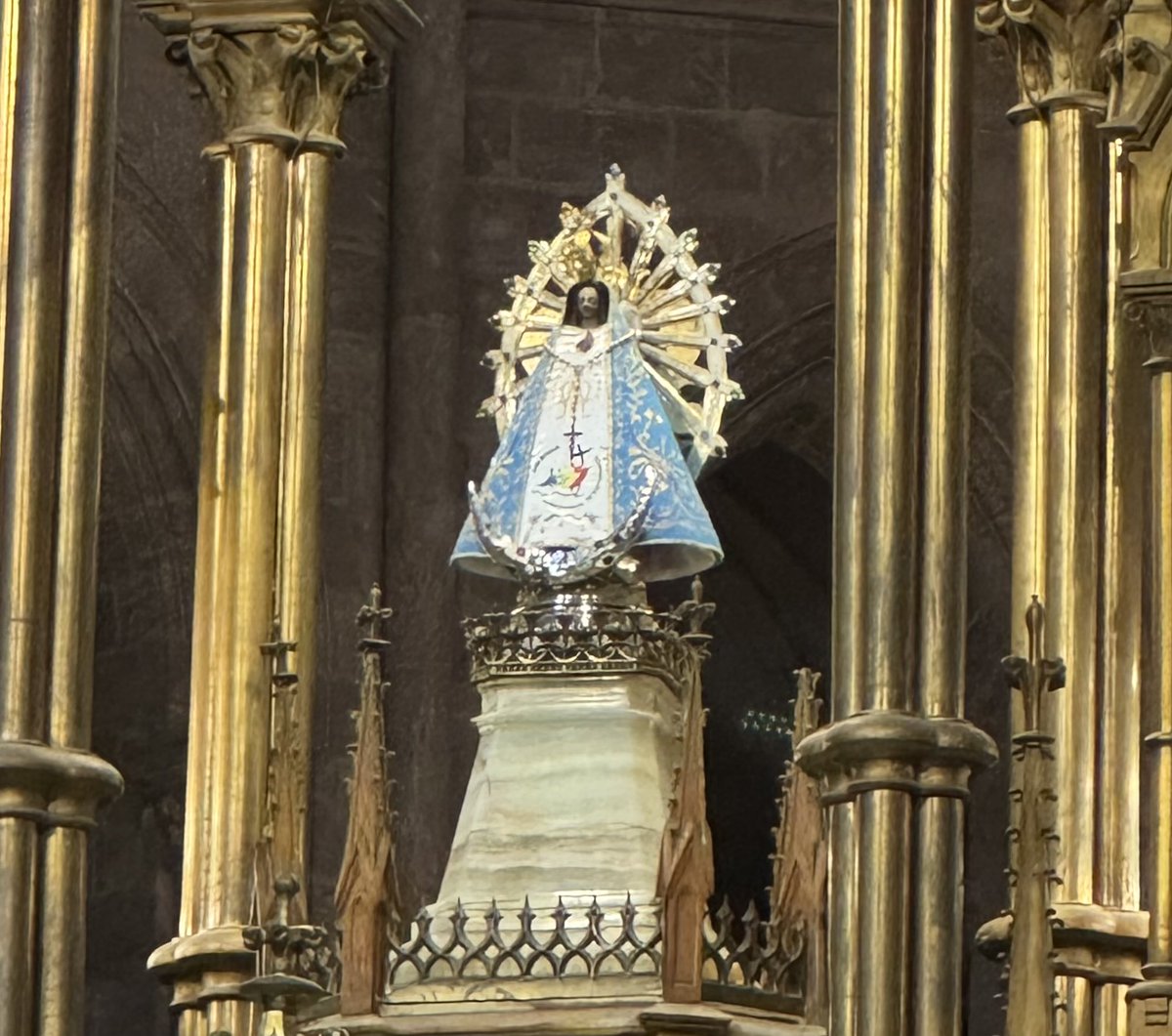 Angeles20_5's tweet photo. En su día, agradezcámosle a esta Señora que es la que mantiene al país en pie. https://t.co/1OnLO4iFkh