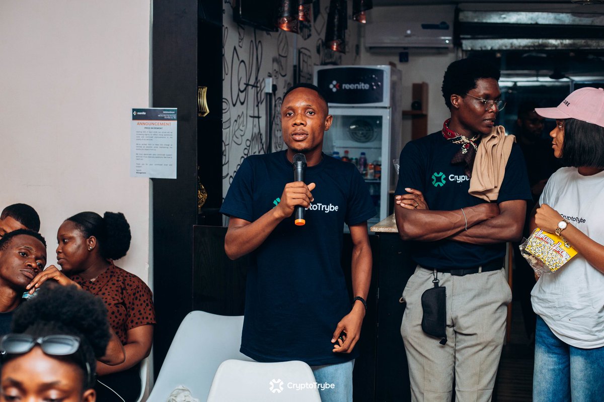 Preciousfavour_'s tweet photo. I saw tens of persons troop into a hall, &amp; I followed.

One Oga came &amp; dragged me to take pictures &amp; to the front, forced popcorn and mocktail down my throat, shoved a movie screen to my eyes, &amp; that's how following a group of people upstairs changed the course of my evening.

😩 https://t.co/JP9RJhfkJt