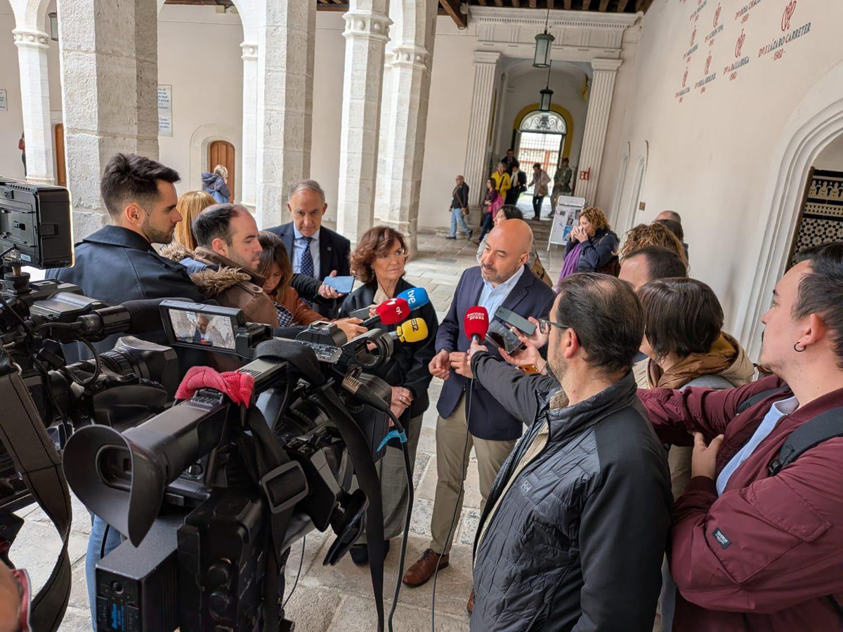 oscarmariolobo's tweet photo. Hoy, 8 de Mayo, tenemos la obligación democrática de recordar a las Víctimas del Exilio Español por la dictadura franquista. 

Celebramos un acto de homenaje con el rector @largo_rector @UVa_es y la intervención de @carmencalvo_ ,Presidenta del Consejo de Estado @ConsejoEstadoEs 

Desde @UGTCyL advertimos que ningún pacto de Gobierno en nuestra tierra puede construirse, sobre: 

1.- El Olvido 
2.-La negación de la Memoria y la Reparación. 
3.-La humillación a las víctimas. 

Castilla y León debe reconocer la deuda con las víctimas de la Guerra Civil y la Dictadura Franquista.