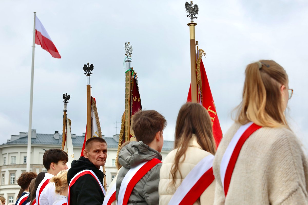 KancelariaSejmu's tweet photo. 📸🇵🇱#Warszawa W 81. rocznicę zakończenia II wojny światowej w Europie oddajemy hołd wszystkim, którzy walczyli o wolność. 🇵🇱

W imieniu Marszałka Sejmu @wlodekczarzasty  funkcjonariusz Straży Marszałkowskiej złożył kwiaty na płycie Grobu Nieznanego Żołnierza. https://t.co/TR8a5Fqb6D