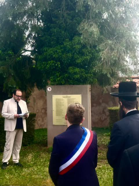 PJakubowicz's tweet photo. Cérémonie de commémoration du 8 mai 1945 ce matin au Monument aux morts de la #Robertsau organisée par Jean Chuberre et le Souvenir Français de la Robertsau en présence de lycéens allemands et des Scouts et Guides de France de la Robertsau sous le thème de l’amitié entre les peuples européens. 

Nous avons honoré la mémoire des victimes, des résistants, de celles et ceux qui ont sacrifié leur vie pour notre #liberté. J’y ai exprimé notre attachement à la transmission de la mémoire et à la construction européenne. 

Un peu plus tôt nous nous étions recueillis au cimetière nord en présence du Grand Rabbin Harold Abraham Weil et de Raphael Toledano devant à Stèle des victimes du camp de Natzweiler - Struthof. 

Ne jamais oublier. 

Vive la #République et vive la #France. 🇫🇷🇪🇺