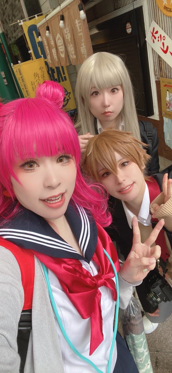 あまりにも最近コスプレすくないので過去の写真再録していい？いいよ！
鈴木ちゃん出したの3年前だった、この時スカーフの色分からなくてAIで色変えてもらった🖌️この日は城壁組と一緒だったんだよ🧊