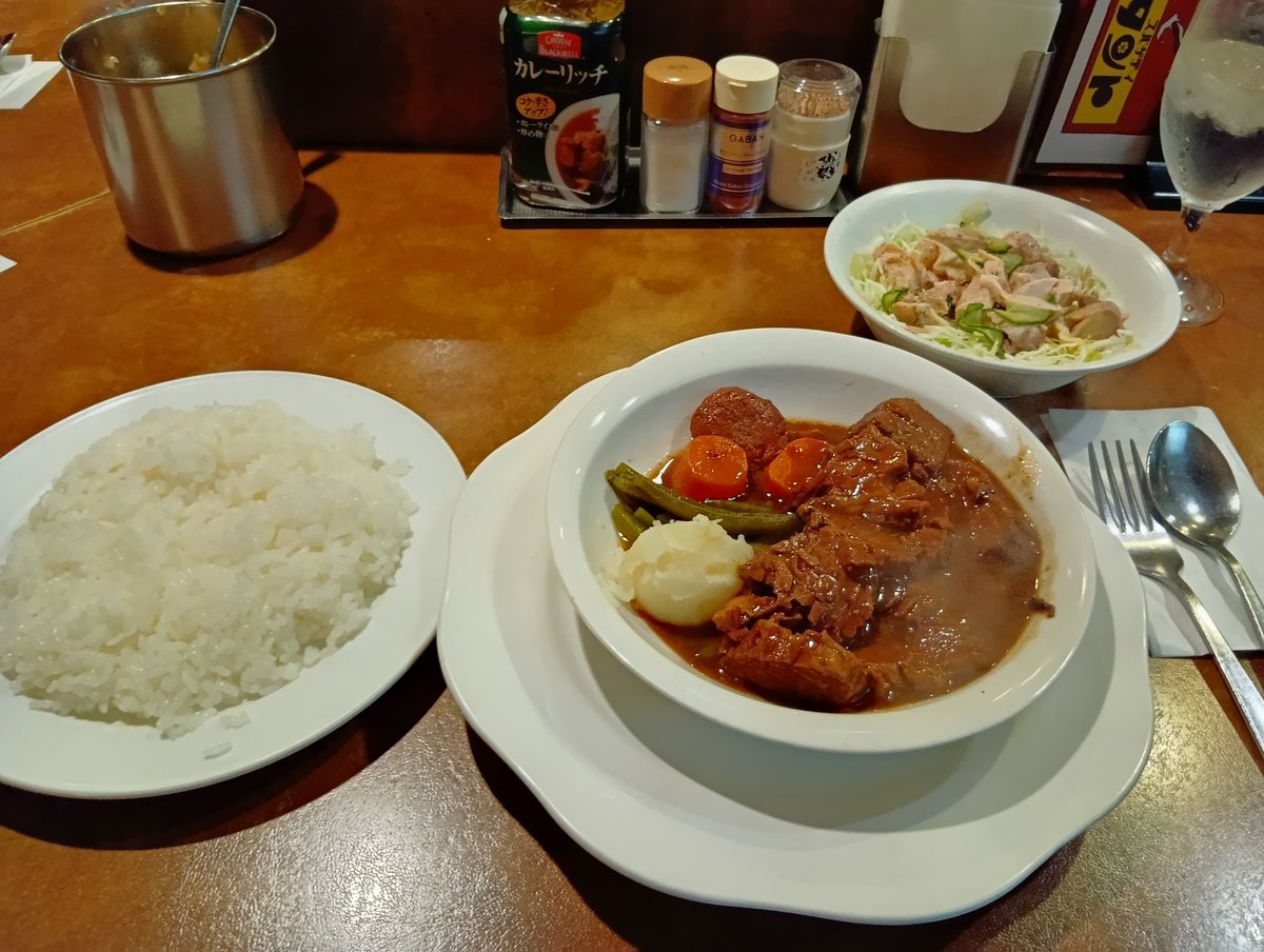 monkeys_poo's tweet photo. 塚口、シチュー&amp;カレー　アングルにてビーフシチューお得セット。めちゃくちゃ美味しい。しっかり煮込まれた、凄く柔らかい牛肉がこれでもかというくらい入っている。スープより肉のほうが多いんじゃないだろうか。写真には無いけどデザートのババロアもついてきてお得感が強い。 https://t.co/JiRsWFZY59