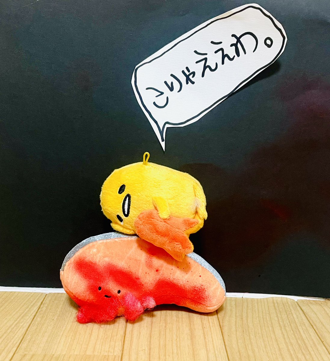 oni_haguki's tweet photo. 【狗巻先輩の日常】

↑に密着した映画。訓練中に「しゃけ」と発した所、通りかかったKIRIMIちゃんの顔面が吹っ飛んでいた。その顔面を同じ事務所であるぐでたまが、寝具として再利用し、あまりの気持ち良さにぐでぷんしていた。

＃架空映画
#映画好きと繋がりたい
#イラスト https://t.co/bvekwKWntW