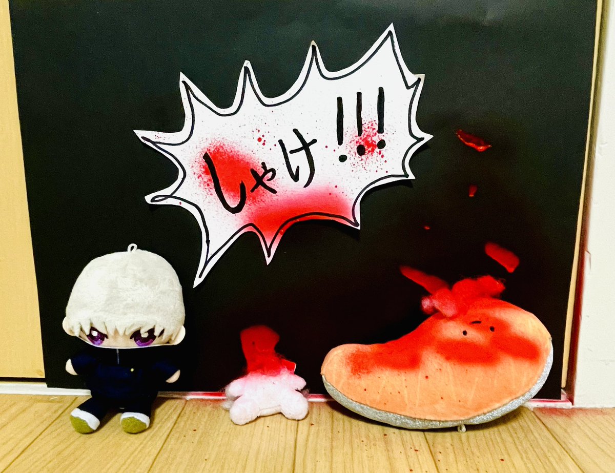 oni_haguki's tweet photo. 【狗巻先輩の日常】

↑に密着した映画。訓練中に「しゃけ」と発した所、通りかかったKIRIMIちゃんの顔面が吹っ飛んでいた。その顔面を同じ事務所であるぐでたまが、寝具として再利用し、あまりの気持ち良さにぐでぷんしていた。

＃架空映画
#映画好きと繋がりたい
#イラスト https://t.co/bvekwKWntW