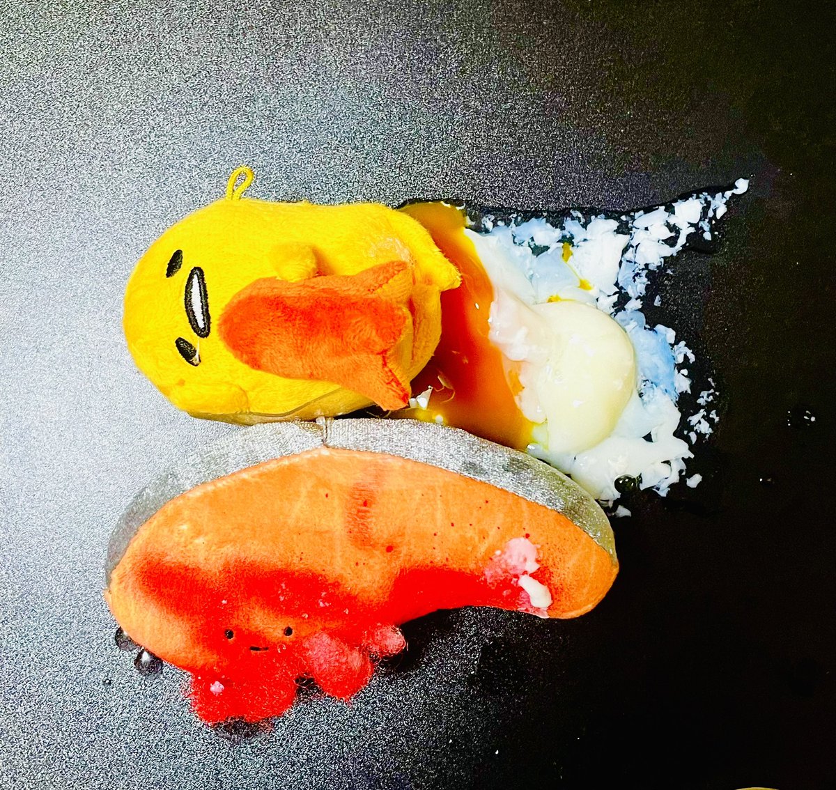 oni_haguki's tweet photo. 【狗巻先輩の日常】

↑に密着した映画。訓練中に「しゃけ」と発した所、通りかかったKIRIMIちゃんの顔面が吹っ飛んでいた。その顔面を同じ事務所であるぐでたまが、寝具として再利用し、あまりの気持ち良さにぐでぷんしていた。

＃架空映画
#映画好きと繋がりたい
#イラスト https://t.co/bvekwKWntW