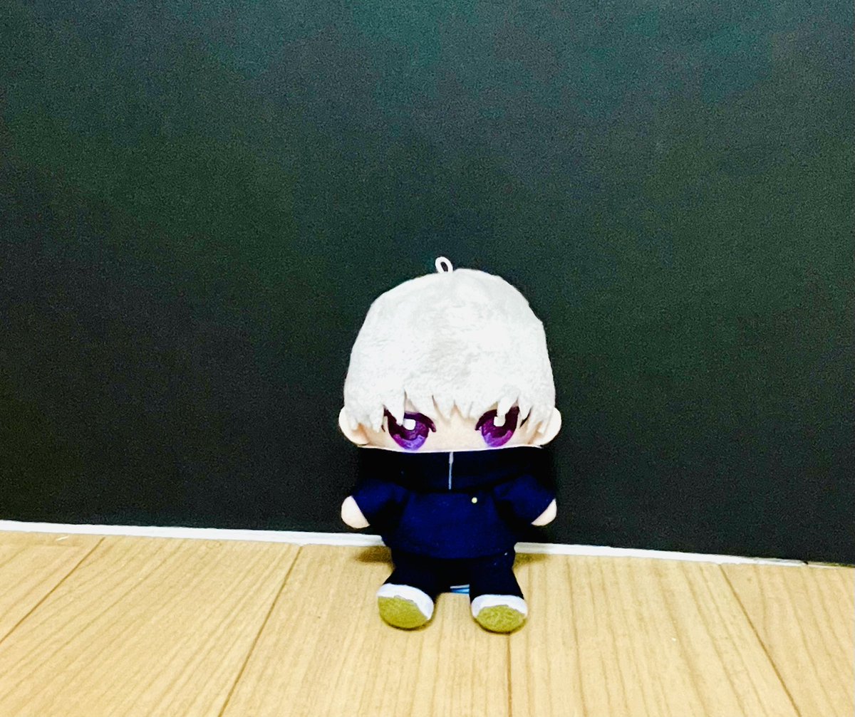 oni_haguki's tweet photo. 【狗巻先輩の日常】

↑に密着した映画。訓練中に「しゃけ」と発した所、通りかかったKIRIMIちゃんの顔面が吹っ飛んでいた。その顔面を同じ事務所であるぐでたまが、寝具として再利用し、あまりの気持ち良さにぐでぷんしていた。

＃架空映画
#映画好きと繋がりたい
#イラスト https://t.co/bvekwKWntW