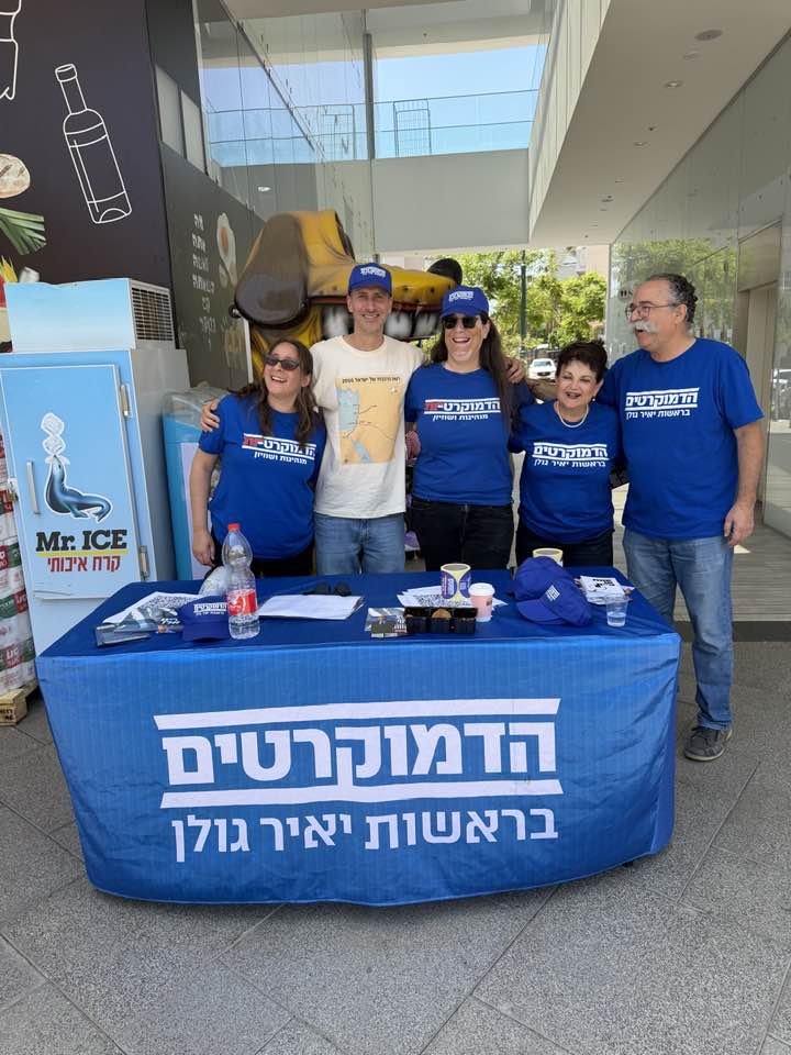 TomerAvital1's tweet photo. תובנות מדוכן הדמוקרטים בנס ציונה, ממש מעכשיו:

קודם כל, זה מדהים. אנחנו *המפלגה כמעט היחידה* בשטח. כבר חודשים.
וזה קורה בכל הארץ. עשרות דוכנים של מתנדבים שפשוט יוצאים לדבר עם אנשים. לשאול: “אתם רוצים עוד 4 שנים כאלה?” או “מה חשוב לכם?”

והנה 3 דברים שחוזרים שוב ושוב:

1️⃣ “בנט כאסטרטגיה”
לא מעט מסכימים איתנו כמעט על הכל, אבל משוכנעים שהצבעה לבנט "הדרך הכי בטוחה להחליף את נתניהו".

אמרתי להם שמתמטית זה פשוט לא מסתדר: ככל שהדמוקרטים קטנים יותר, כך לממשלה הבאה יהיה פחות כוח ליברלי, ויותר תלות בגורמי ימין!

דווקא דמוקרטים חזקים עם הרבה מנדטים יבטיח ממשלה בלי נתניהו, ושגם לערכים שלהם יהיה משקל אמיתי בקואליציה הבאה.

2️⃣ היחס לערבים

לא מעט הבהירו שהם איתנו כמעט בהכל אבל לא יצביעו לנו בגלל שאנחנו לא פוסלים ערבים אחרי ה-7 באוקטובר. אחד אפילו אמר לי שהדבר שהכי מפריע לו זה שיש כתוביות בערבית בסרטונים של הדמוקרטים. יש להם חברים או קולגות ערבים ולדבריהם הם לא גזענים. אבל באותה נשימה אומרים שלא יסכימו שמנסור עבאס  יהיה בקואליציה.

כשניסיתי לברר למה עלו לרוב טענות עובדתיות שפשוט לא נכונות. שקרים על עבאס ועוד ועוד, אפילו על העדפה מתקנת של סטודנטים ערבים לרפואה .כשבדקתי איתם יחד נתונים מול העיניים, חלקם הודו שהם טעו. ועדיין, רואים כמה עמוק הפחד והחשד חלחלו כאן במשך שנים. רק על ההסתה והפסילה הזאת של שני מיליון אזרחים ישראלים , נתניהו צריך לעוף.
3️⃣ לא מכירים מספיק את הדמוקרטים.

חלק לא יודעים בכלל מה המפלגה מציעה, ומי המועמדים ולמה אנחנו רצים. וזה בדיוק למה השטח כל כך קריטי. אז נמשיך לחרוש את הארץ!