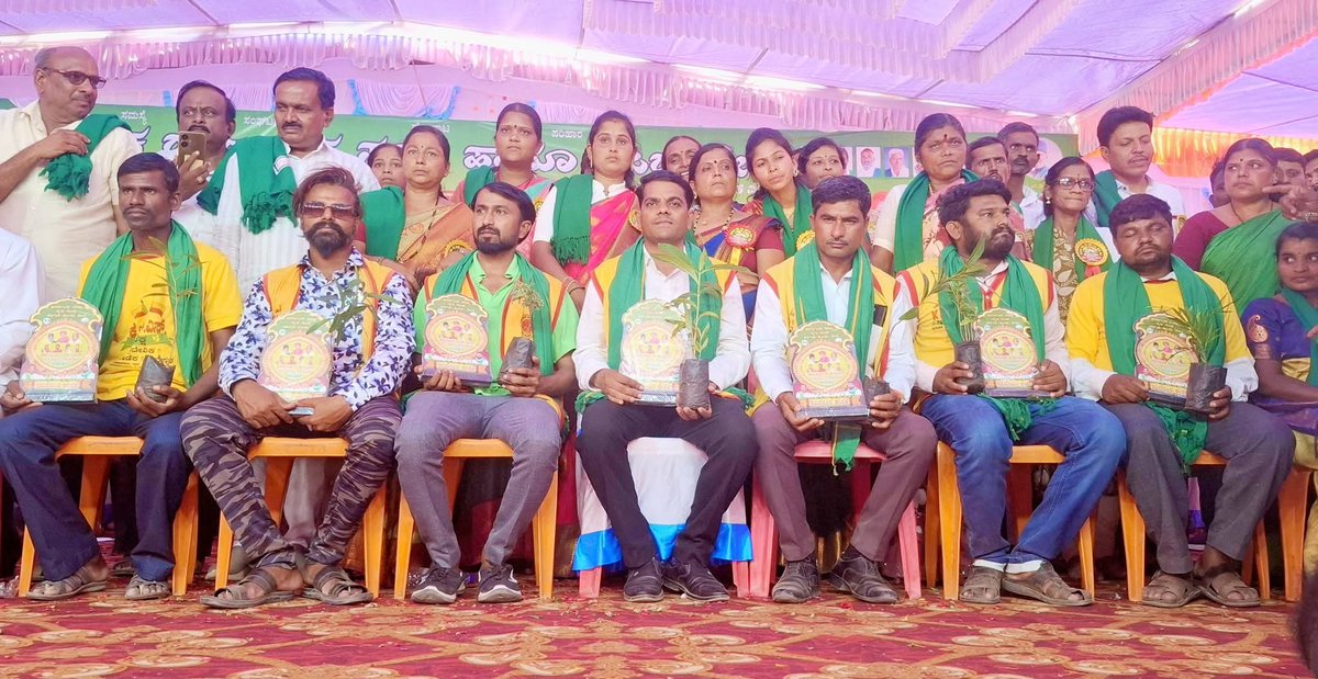 shivanandyadah4's tweet photo. ಕರ್ನಾಟಕ ರಾಜ್ಯ ರೈತ ಸಂಘ ಹಾಗೂ ಹಸಿರು ಸೇನೆ ವತಿಯಿಂದ ರಾಜ್ಯಮಟ್ಟದ 4ನೇ ಬೃಹತ್ ರೈತ ಜಾಗೃತಿ ಸಮಾವೇಶದಲ್ಲಿ ಭಾಗವಹಿಸಿದೆ. ರಾಜ್ಯದ ವಿವಿಧ ಮೂಲೆಯಿಂದ ಹರಿದು ಬಂದ ರೈತ ಮಿತ್ರರರ ಪರಿಚಯವಾಯಿತು. ಇದೇ ಸಂದರ್ಭದಲ್ಲಿ ಕೆ ಆರ್ ಎಸ್ ಪಕ್ಷದ ಹಲವು ಸೈನಿಕರಿಗೆ ಸನ್ಮಾನಿಸಿ ಗೌರವಿಸಿದರು.

#ದರ್ಬಾರ್ ಸಭಾಂಗಣ 

#ವಿಜಯಪುರ 

08-05-2026 https://t.co/rhbCpsHD1A