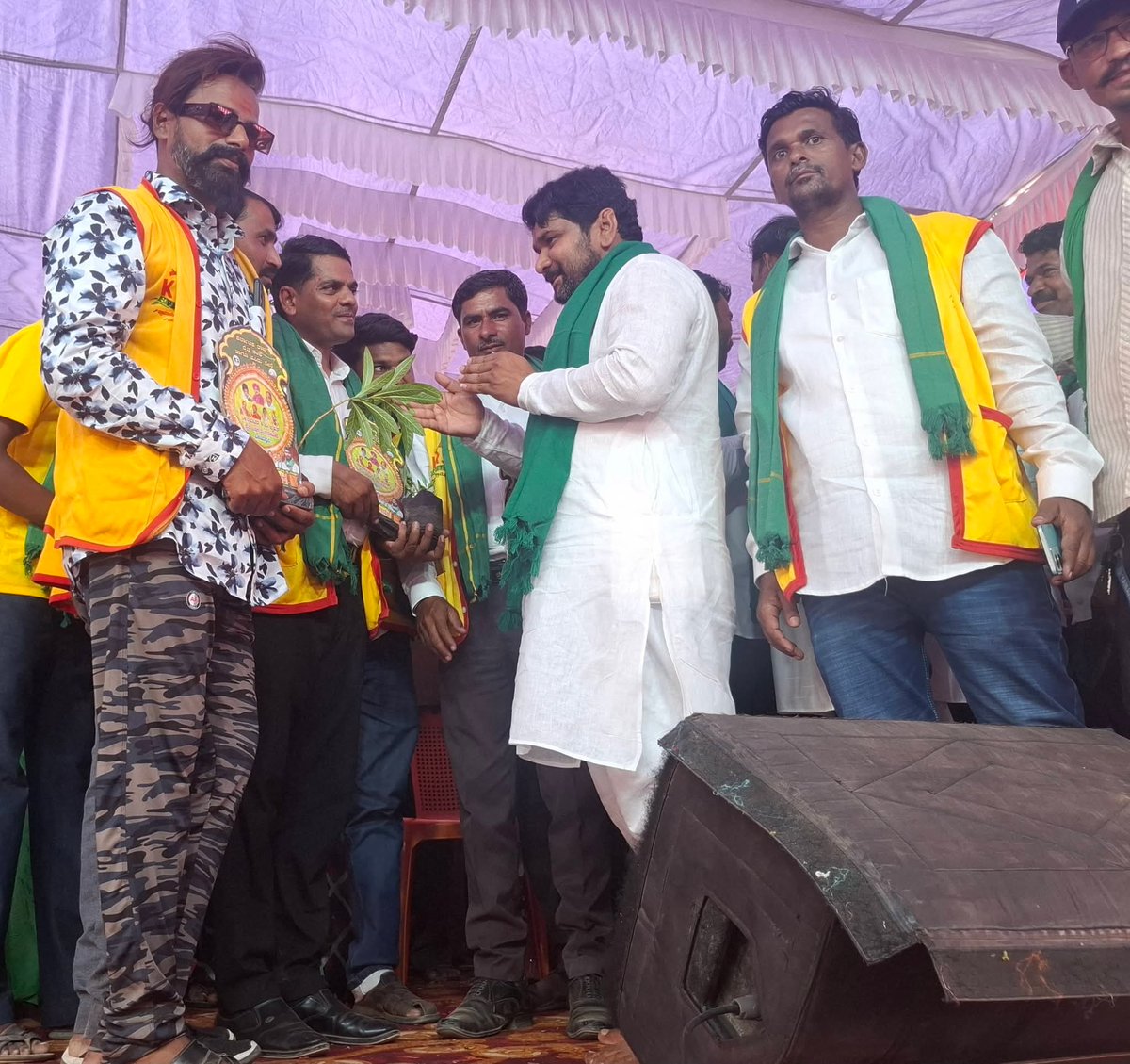 shivanandyadah4's tweet photo. ಕರ್ನಾಟಕ ರಾಜ್ಯ ರೈತ ಸಂಘ ಹಾಗೂ ಹಸಿರು ಸೇನೆ ವತಿಯಿಂದ ರಾಜ್ಯಮಟ್ಟದ 4ನೇ ಬೃಹತ್ ರೈತ ಜಾಗೃತಿ ಸಮಾವೇಶದಲ್ಲಿ ಭಾಗವಹಿಸಿದೆ. ರಾಜ್ಯದ ವಿವಿಧ ಮೂಲೆಯಿಂದ ಹರಿದು ಬಂದ ರೈತ ಮಿತ್ರರರ ಪರಿಚಯವಾಯಿತು. ಇದೇ ಸಂದರ್ಭದಲ್ಲಿ ಕೆ ಆರ್ ಎಸ್ ಪಕ್ಷದ ಹಲವು ಸೈನಿಕರಿಗೆ ಸನ್ಮಾನಿಸಿ ಗೌರವಿಸಿದರು.

#ದರ್ಬಾರ್ ಸಭಾಂಗಣ 

#ವಿಜಯಪುರ 

08-05-2026 https://t.co/rhbCpsHD1A