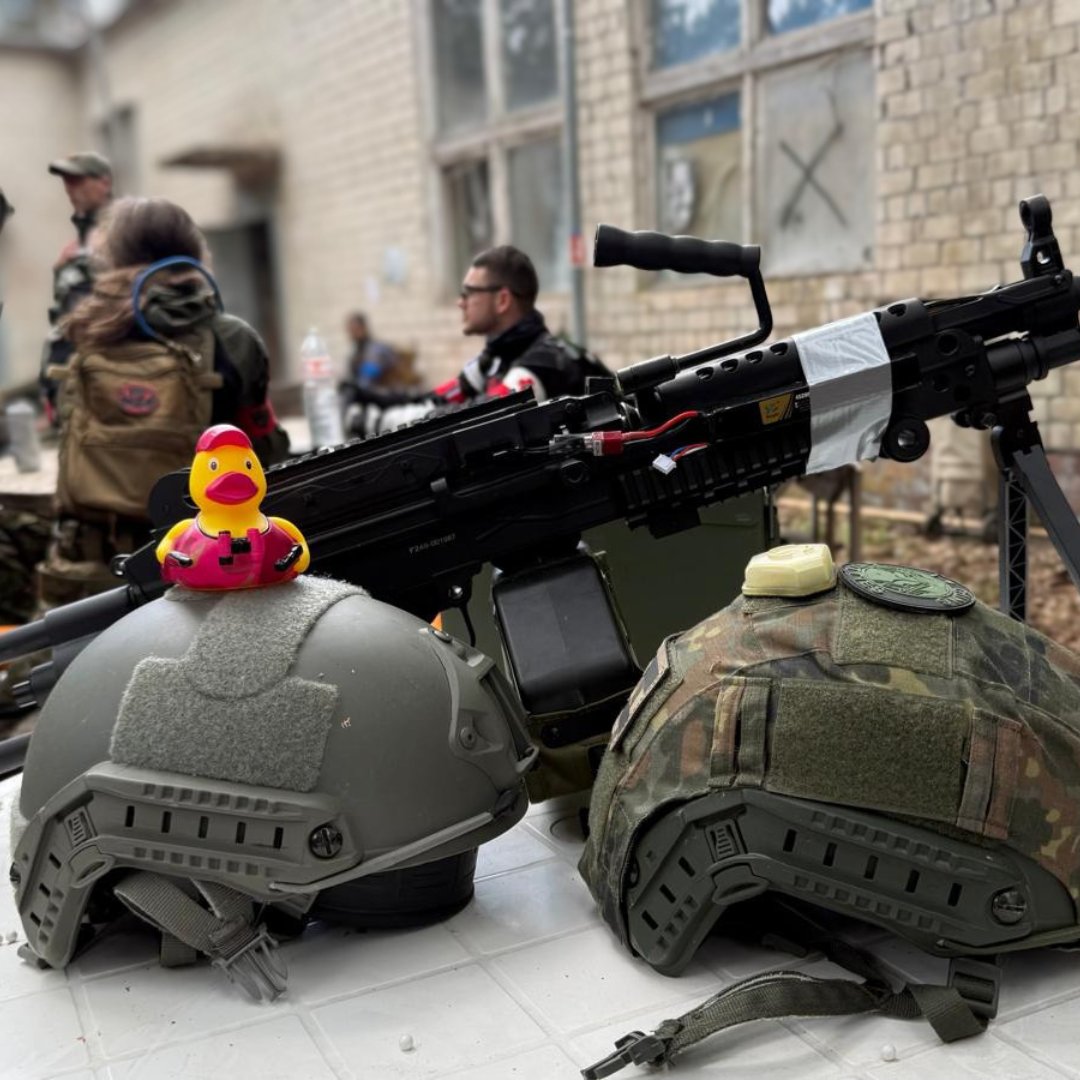 VDBVerband's tweet photo. Vom 07. bis 10. Mai sind wir auf der Dark Emergency – Deutschlands größtem Airsoft-Festival, organisiert von Airsoft Helden. 

Dieses Jahr kommt VDB-Geschäftsführer Ingo Meinhard eine ganz besondere Rolle zu: Er muss sich als pinker Osterhase über das Spielfeld jagen lassen. Wir sind sicher, dass er diese Aufgabe mit maximaler Begeisterung aufgenommen hat! 🐰

Währenddessen freut sich unser Interessenvertreter Moritz Laudan auf den Austausch mit euch an unserem Stand.

Wir sind gespannt auf starke Spieltage und viele gute Gespräche vor Ort. Danke schon jetzt für die vielen Eindrücke und den offenen Austausch!