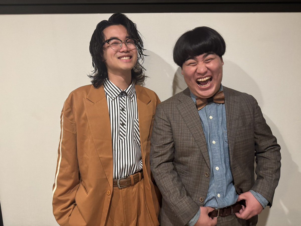 [嬉しい報告]
2期上の佐竹小ライスさんとコンビ結成しました！
コンビ名は「むっちゃ山吹」です！
きっと馴染んでいくと思います！！
佐竹さんの「スニーカーあげるからコンビ組んでや」が全ての始まりでした。
取り急ぎ貰ったスニーカーの画像貼っときます
ラジオも始めたのでぜひ！聞いてください！