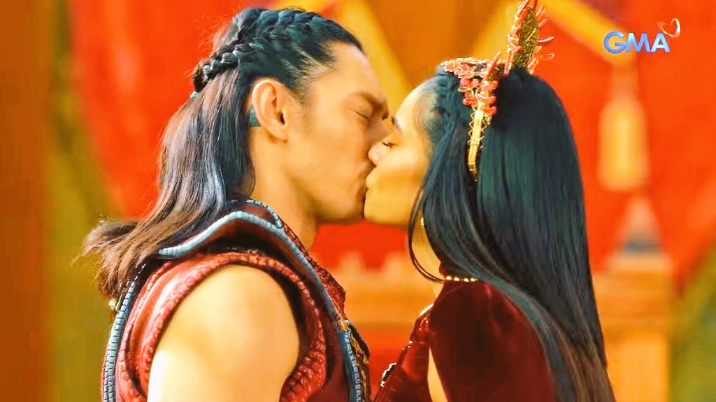 armeaxdaron's tweet photo. DarMea 🖤💛 X SolMarra 💛❤️ 

Ang halik ng Hara ng Sapiro at Hara ng Hathoria sakanilang mga minamahal na mandirigma ❤️‍🔥❤️‍🩹

#SanggreIvoLiveEncantadia https://t.co/eejUEkF1Z6